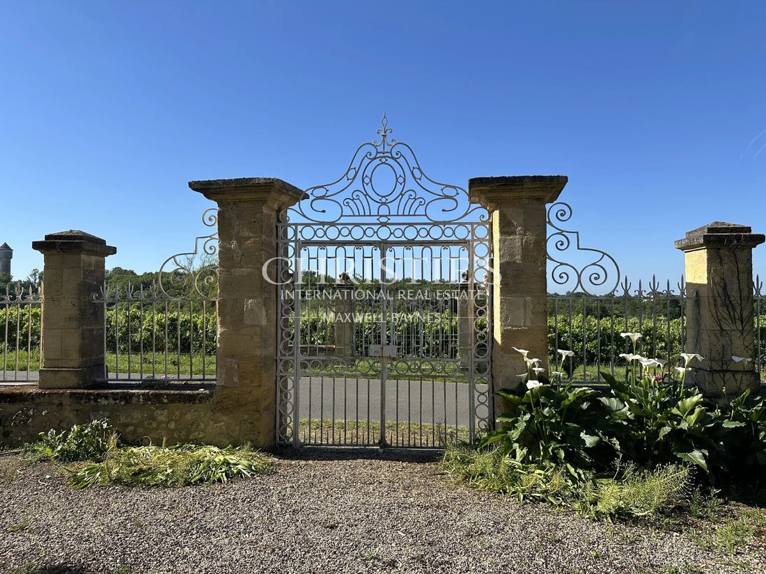 Castle in Hôtel de Ville-Quinconce-Saint Seurin-Fondaudège, Bordeaux, France 3 - 17967425