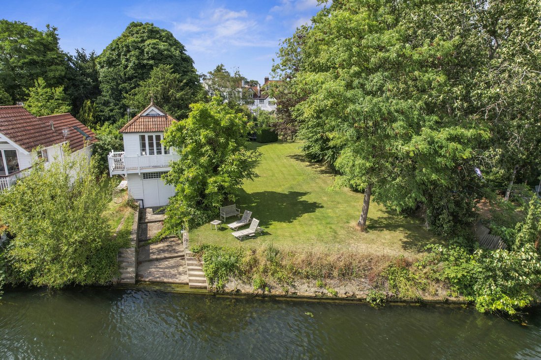 House in Sunbury, England 2 - 17982443