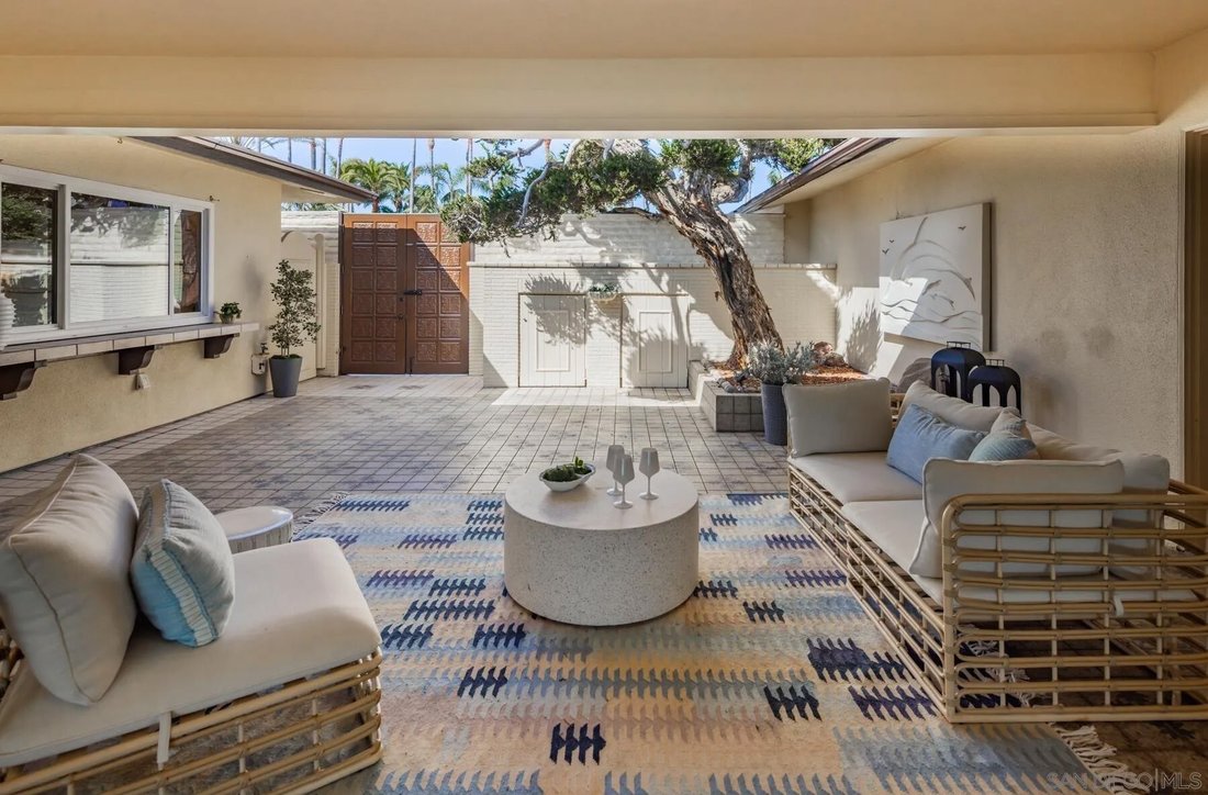 Carlsbad, California, United States 3 - 17982161
