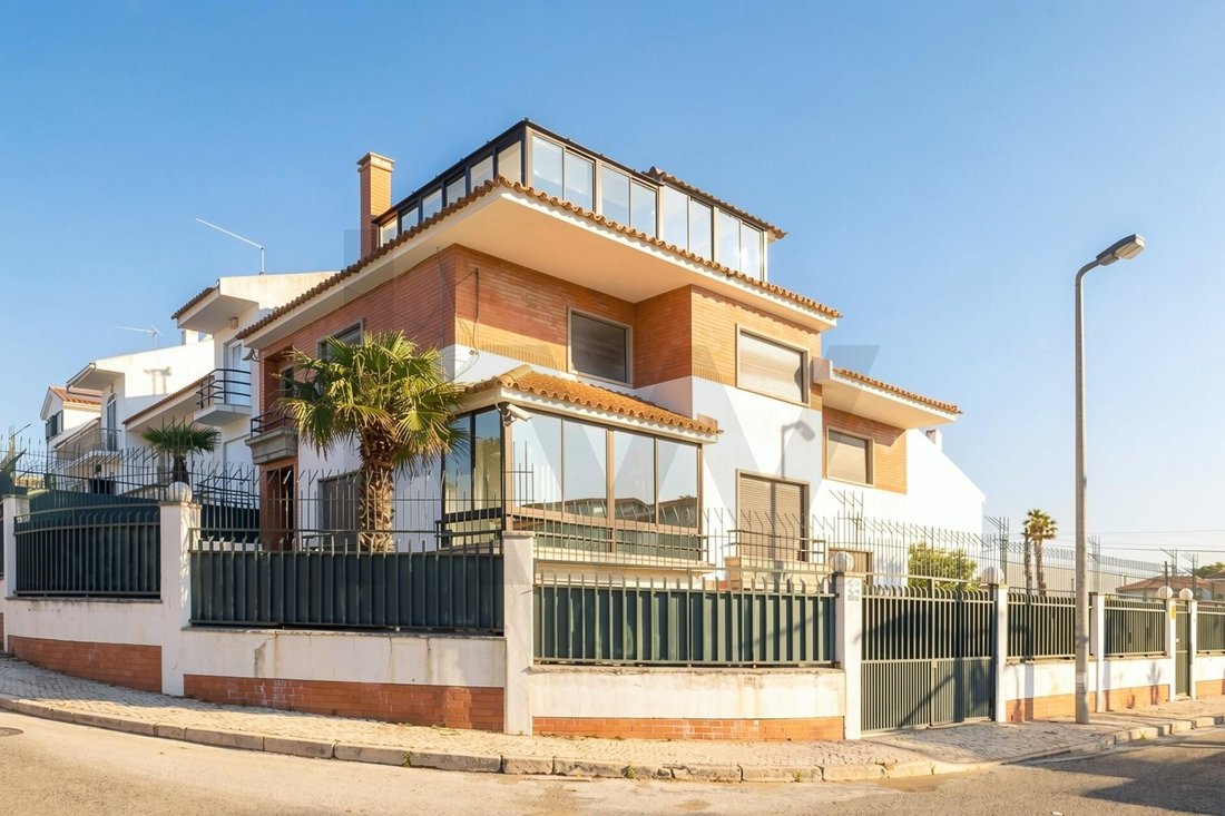 Townhouse in Carcavelos e Parede, Lisbon, Portugal 1 - 17982466