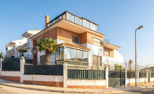 Townhouse in Carcavelos e Parede, Lisbon, Portugal 1