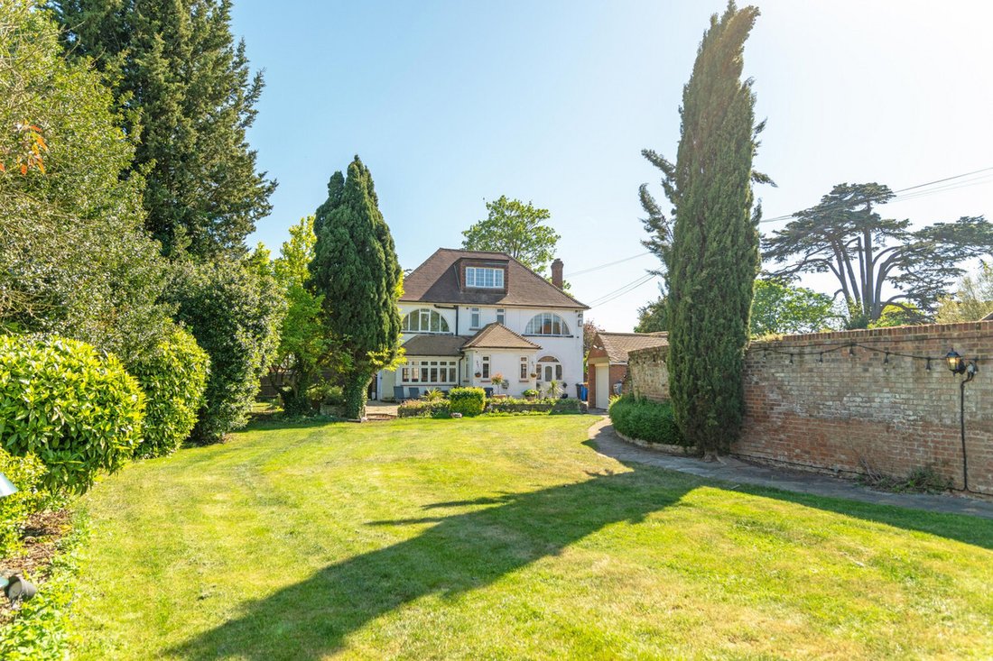 House in Datchet, England 2 - 17982226