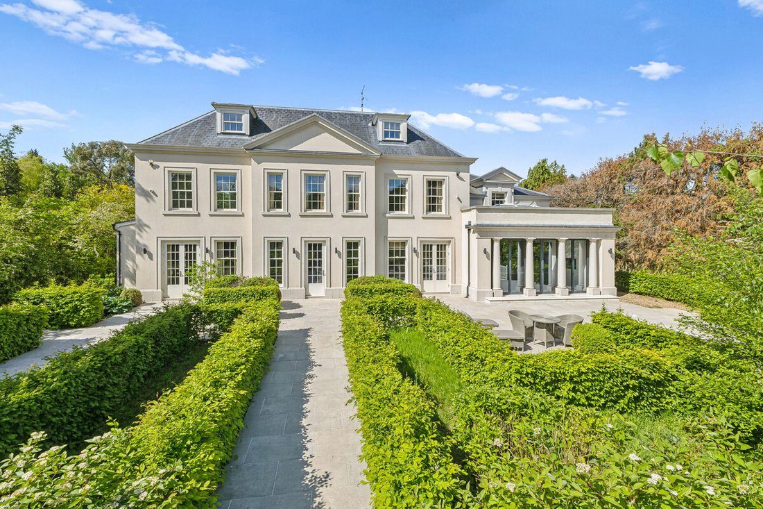 House in Oxshott, Elmbridge, England 2 - 17982236