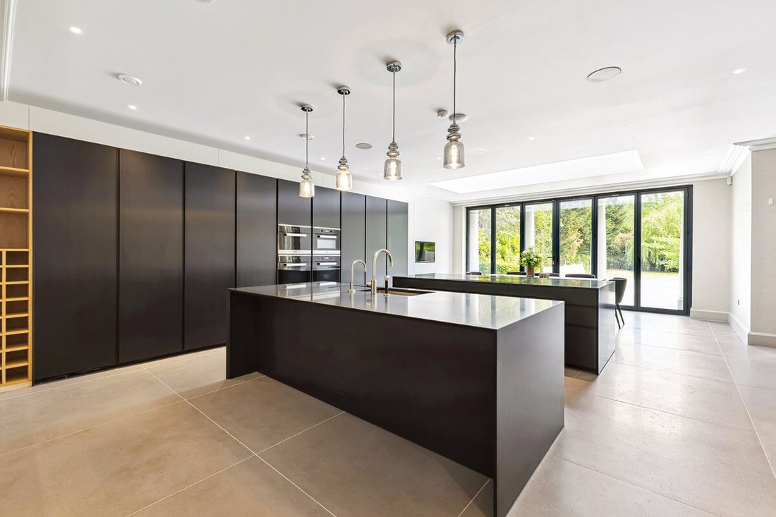 House in Oxshott, Elmbridge, England 4 - 17982236