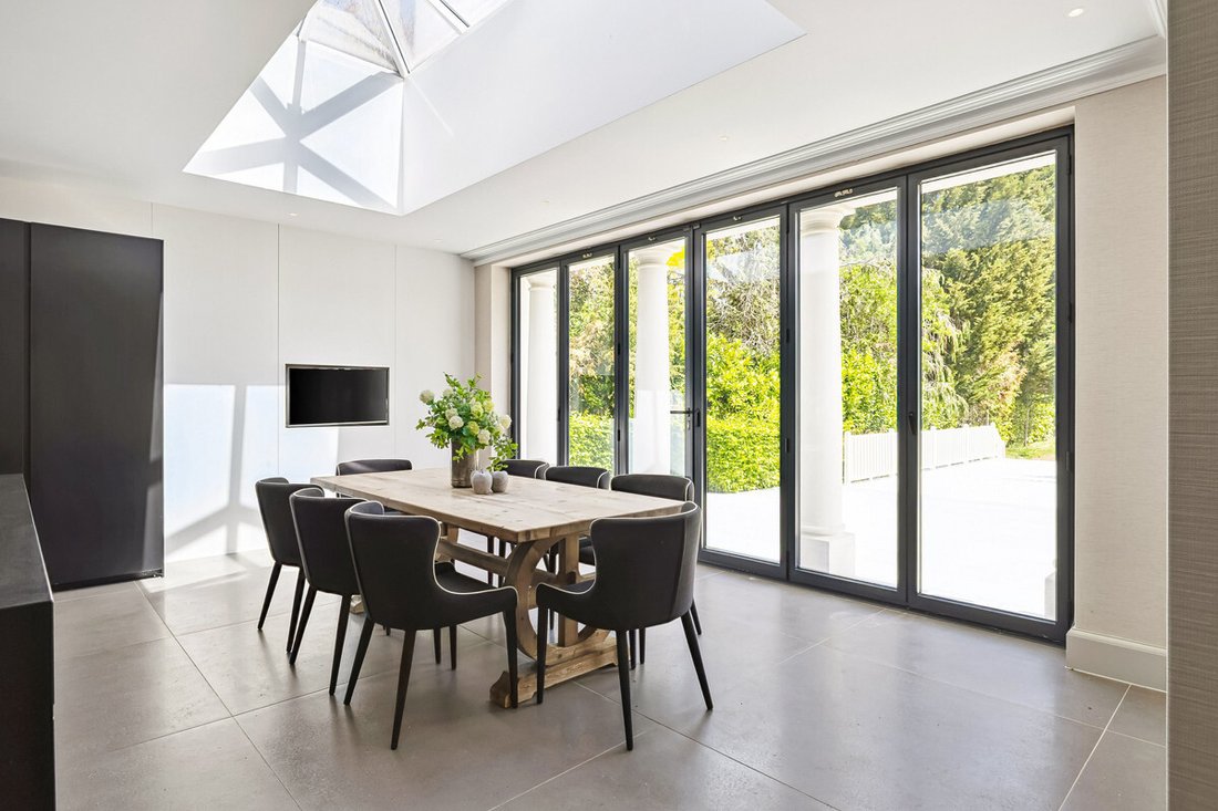 House in Oxshott, Elmbridge, England 5 - 17982236