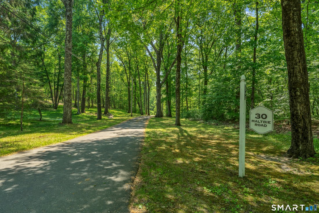 House in Newtown, Connecticut, United States 2 - 17982871