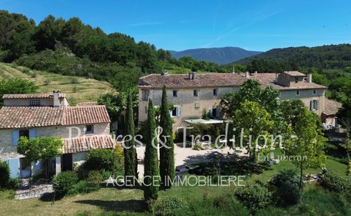 Estate in Apt, Provence-Alpes-Côte d'Azur, France 1