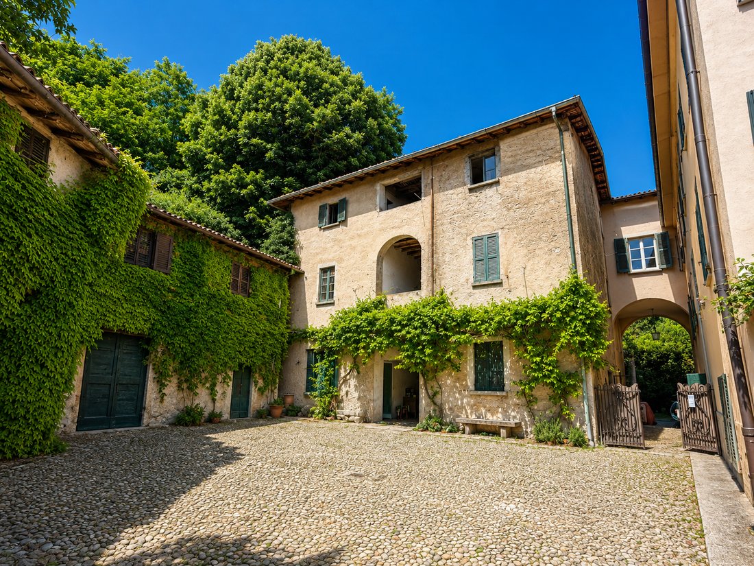 Villa in Sagnino-Tavernola-Monte Olimpino, Como, Lombardy 1 - 17984174