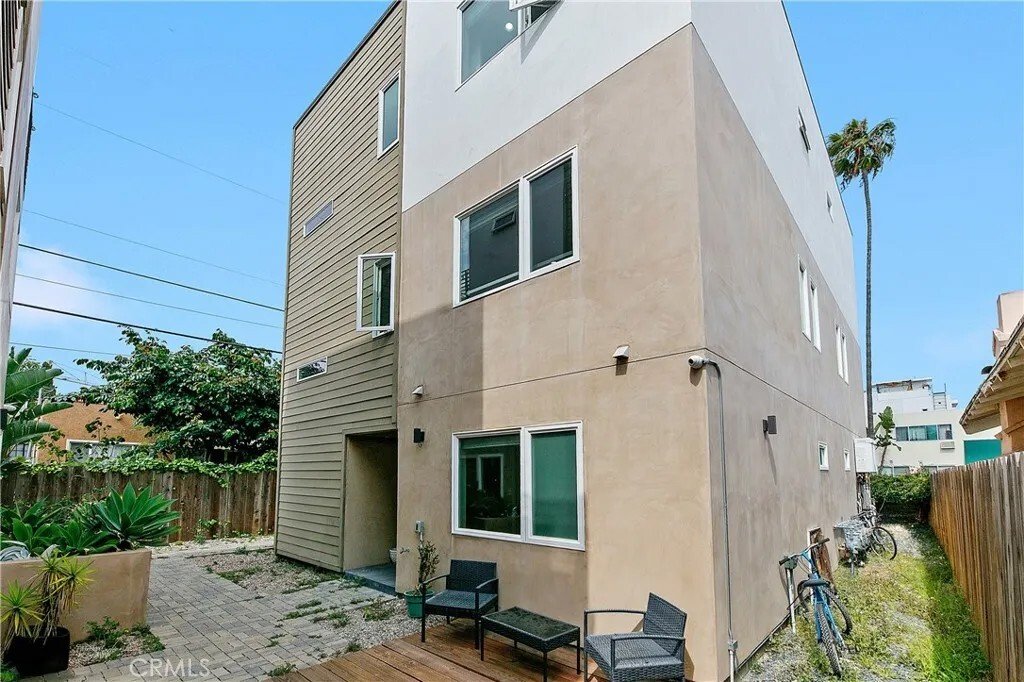 Los Angeles, California, United States 5 - 17985208