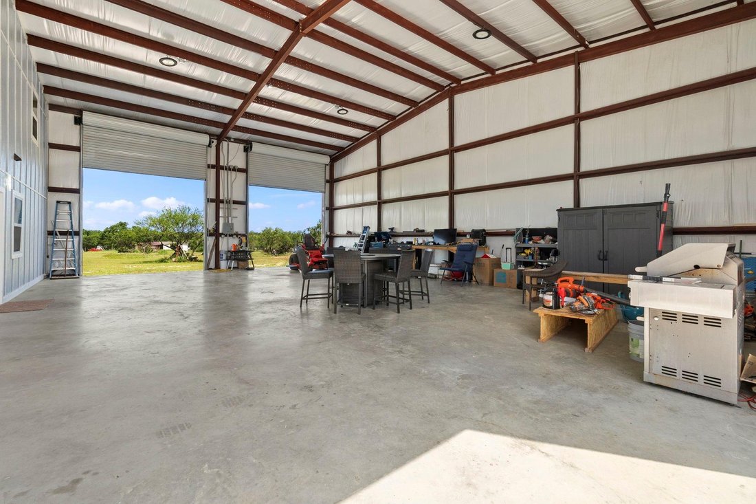 House in Floresville, Texas, United States 3 - 17985572