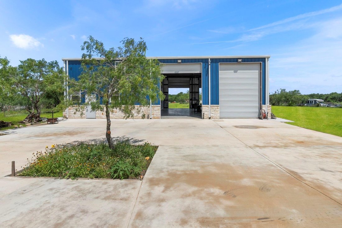 House in Floresville, Texas, United States 2 - 17985572