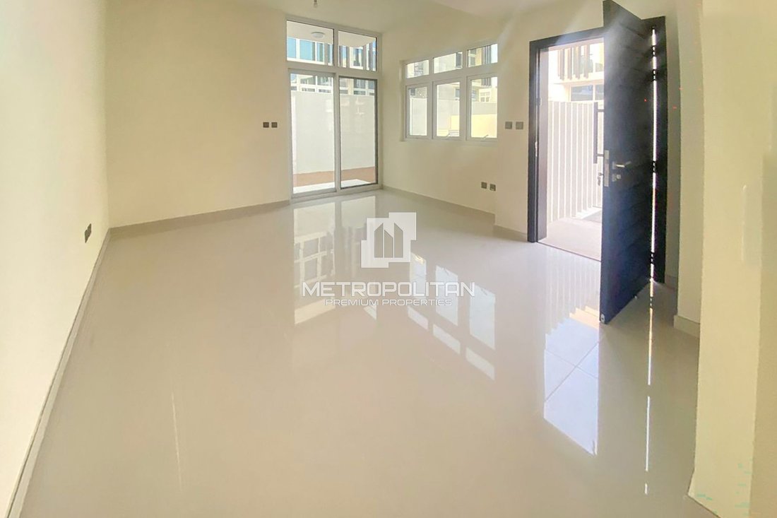 Townhouse in Damac Hills 2, Dubai, United Arab Emirates 2 - 17986382