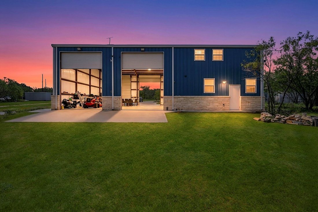 House in Floresville, Texas, United States 1 - 17985572