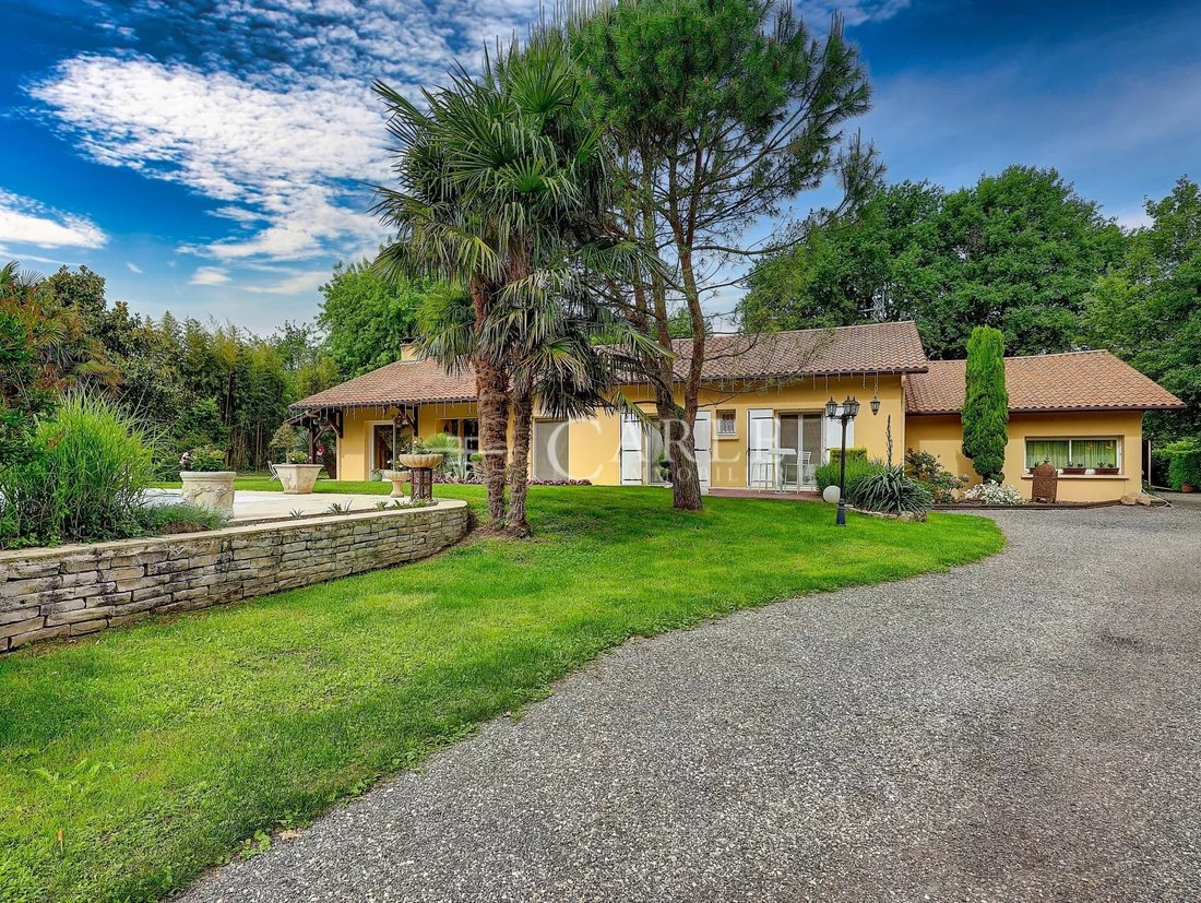 Estate in Saint-Laurent-de-Mure, Auvergne-Rhône-Alpes, France 4 - 17984378