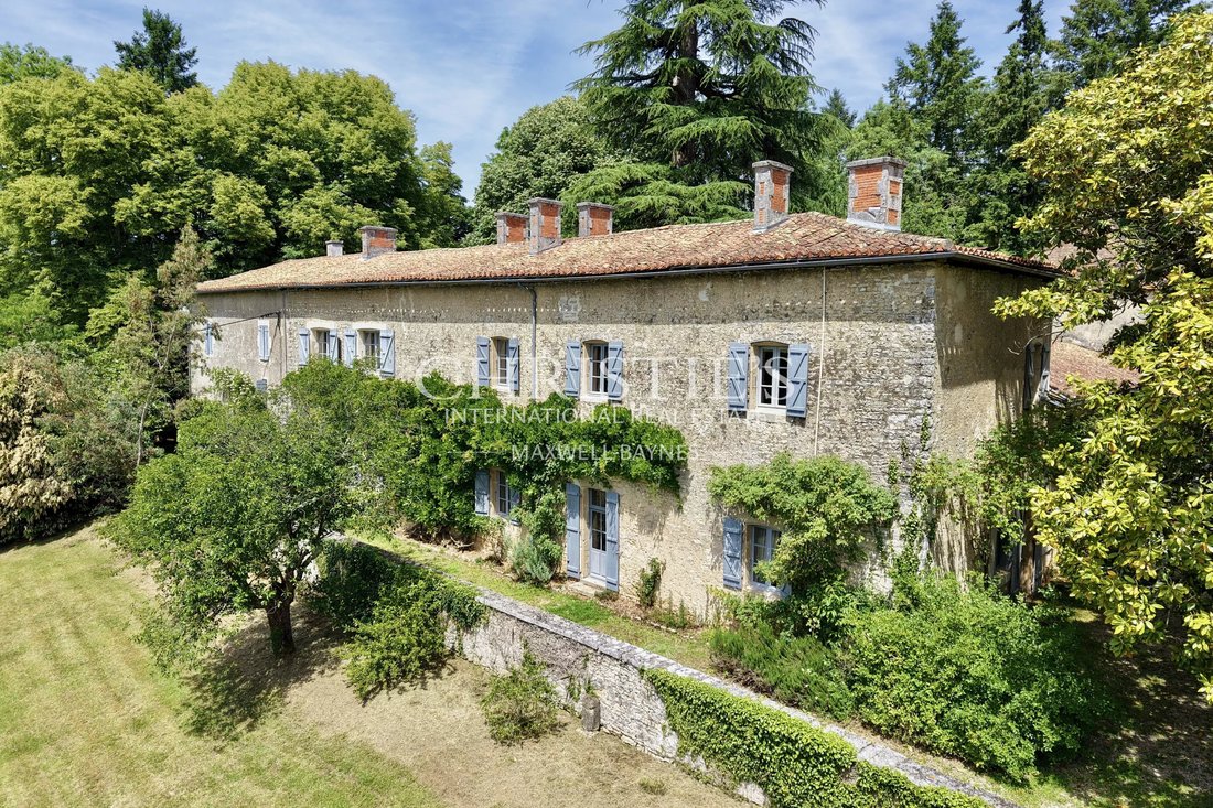 Estate in Saint-Claud, Nouvelle-Aquitaine, France 3 - 17993688