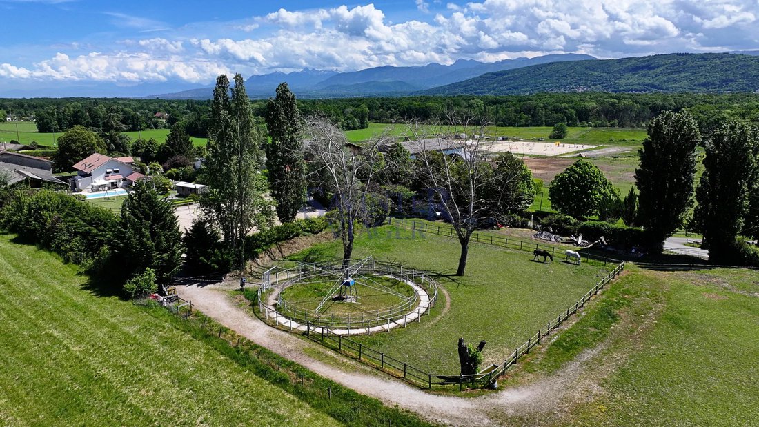 Estate in Chens-sur-Léman, Auvergne-Rhône-Alpes, France 3 - 17985984