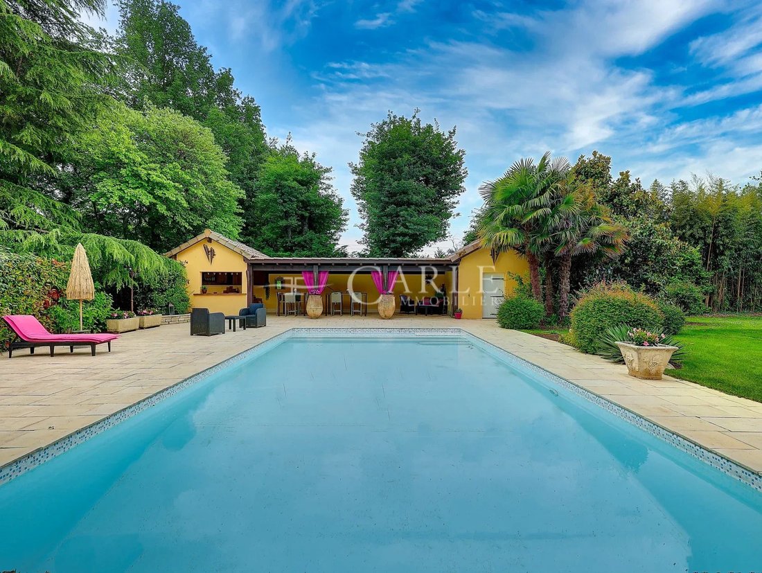 Estate in Saint-Laurent-de-Mure, Auvergne-Rhône-Alpes, France 5 - 17984378