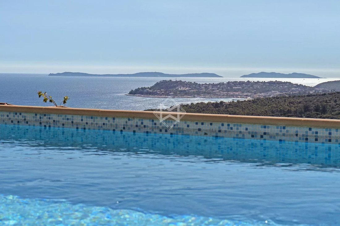Villa in La Croix-Valmer, Provence-Alpes-Côte d'Azur, France 1 - 17986474