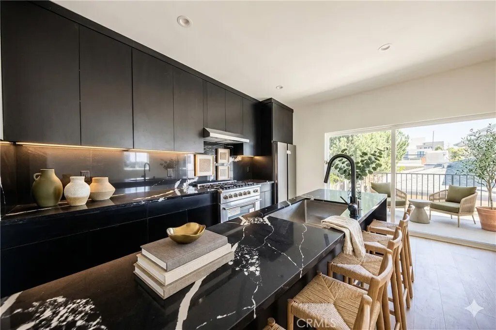 Los Angeles, California, United States 3 - 17993230