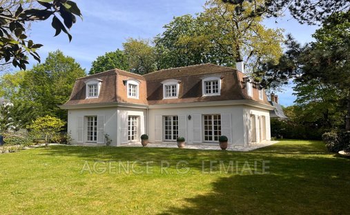 Villa in Charlemagne, Maisons-Laffitte, France 1