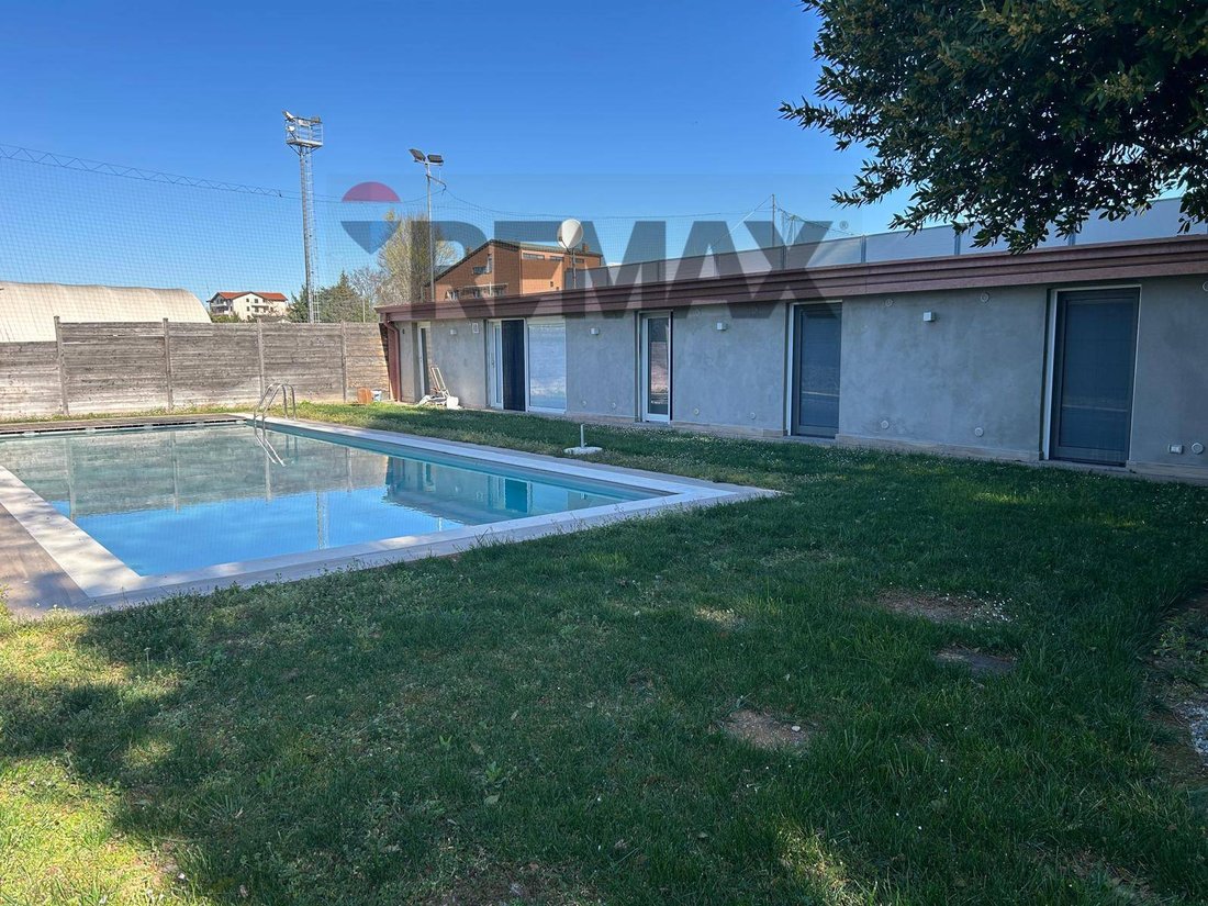Villa in Arnate-Madonna in Campagna Area, Gallarate, Lombardy 1 - 17995518