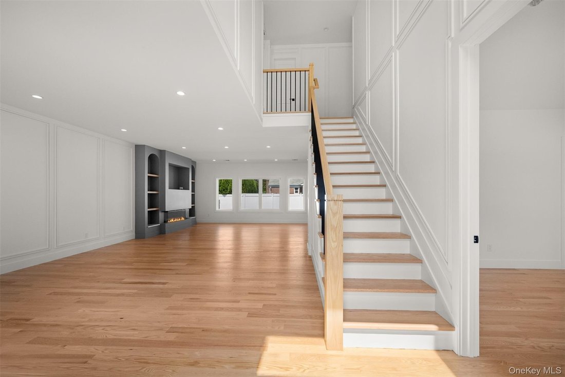 House in East Meadow, New York, United States 3 - 17995537