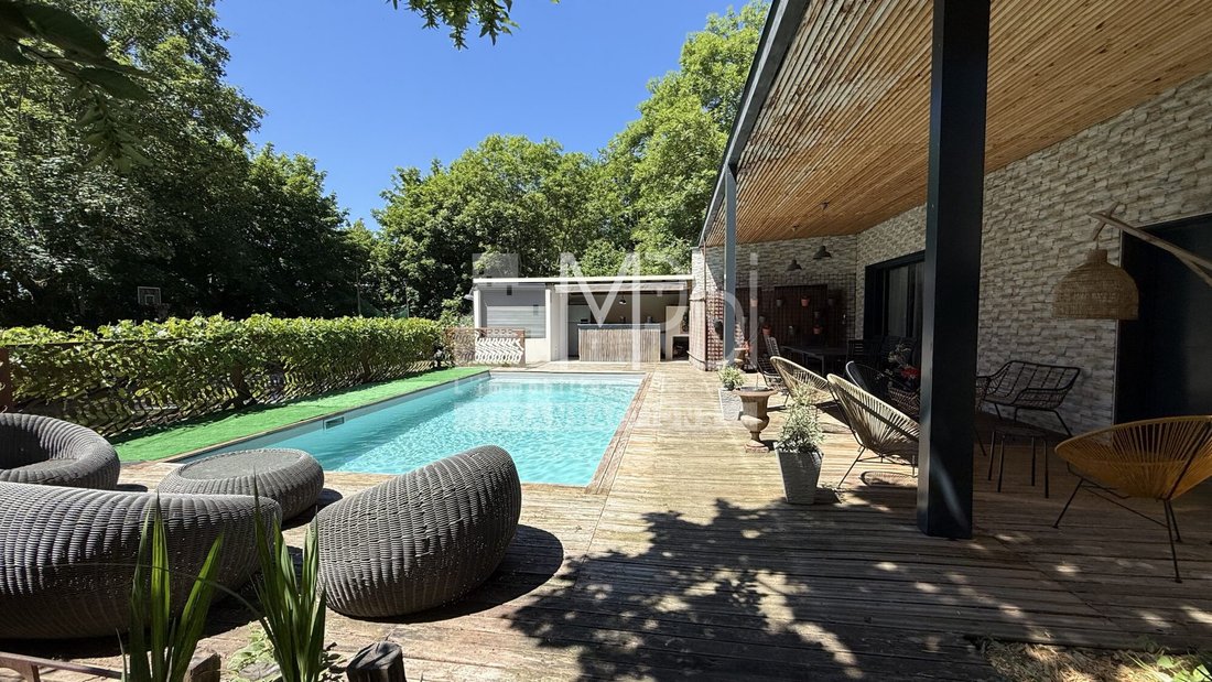 Villa in Centre Ville, Bourg-en-Bresse, France 1 - 17508167