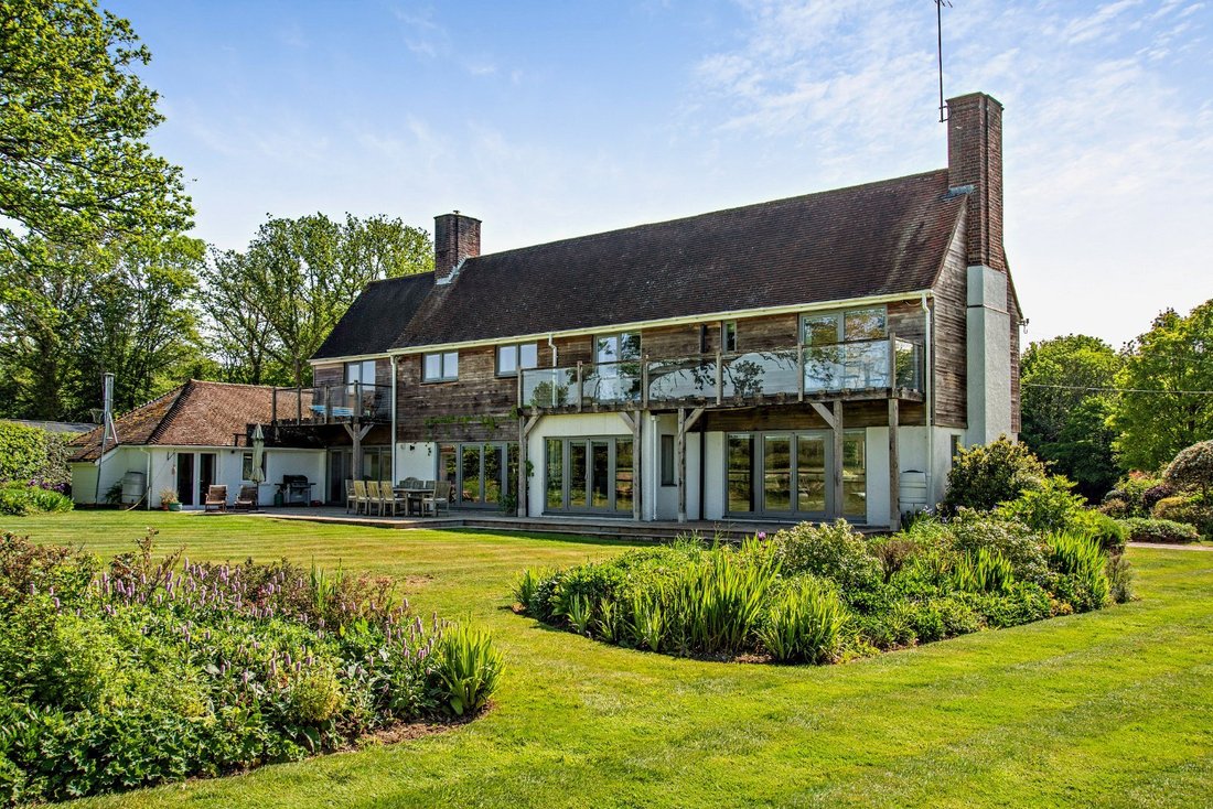 House in Surrey, England 5 - 17984573