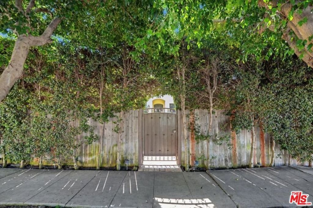 Los Angeles, California, United States 3 - 17148726