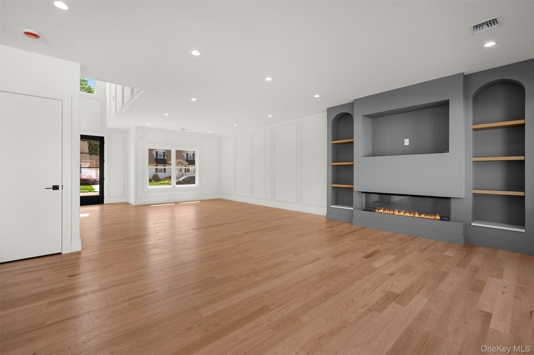 House in East Meadow, New York, United States 5 - 17995537