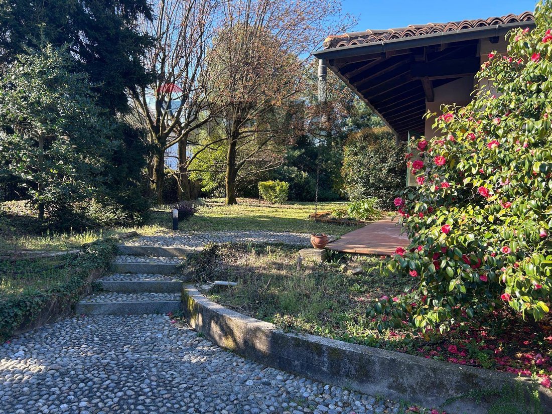 Villa in Arnate-Madonna in Campagna Area, Gallarate, Lombardy 3 - 17995518
