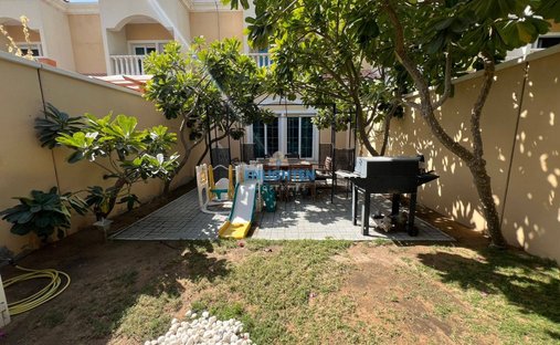 Townhouse in JVC / Jumeirah Village Circle, Dubai, United Arab Emirates 1