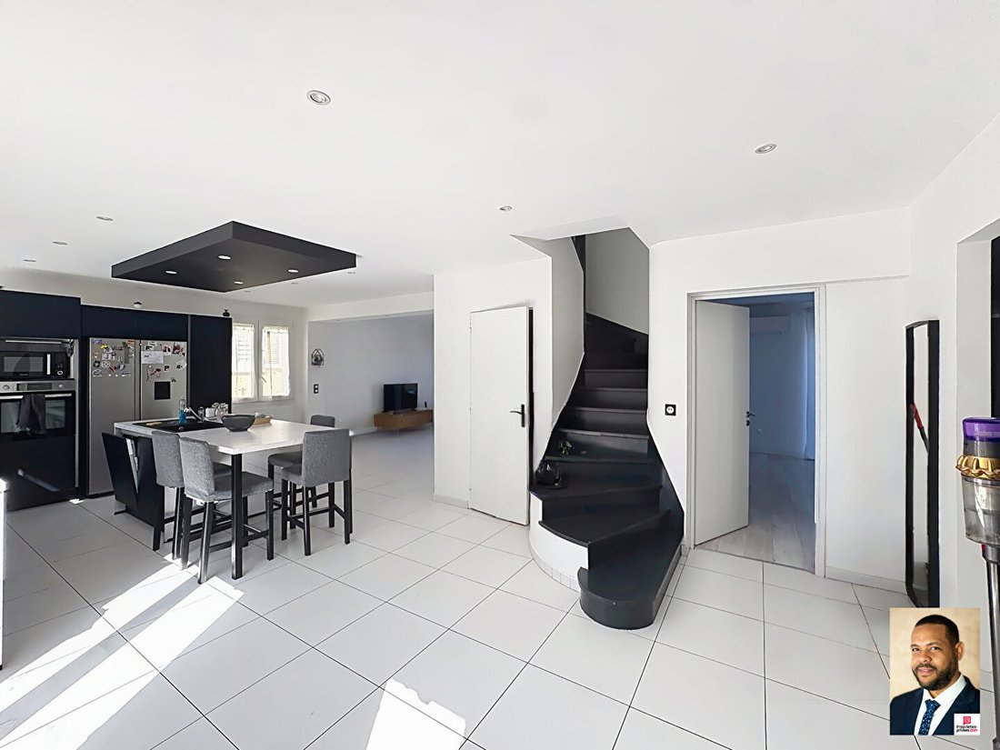 Villa in Yerres, Ile-de-France, France 2 - 17992265