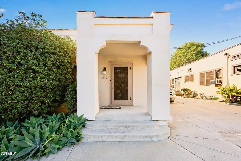 Altadena, California, United States 5 - 17994693