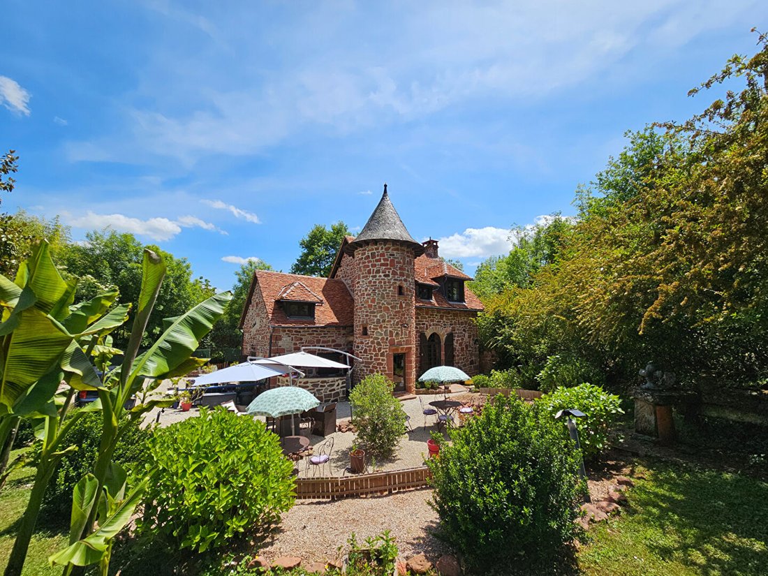 Villa in Collonges-la-Rouge, Nouvelle-Aquitaine, France 1 - 17986613