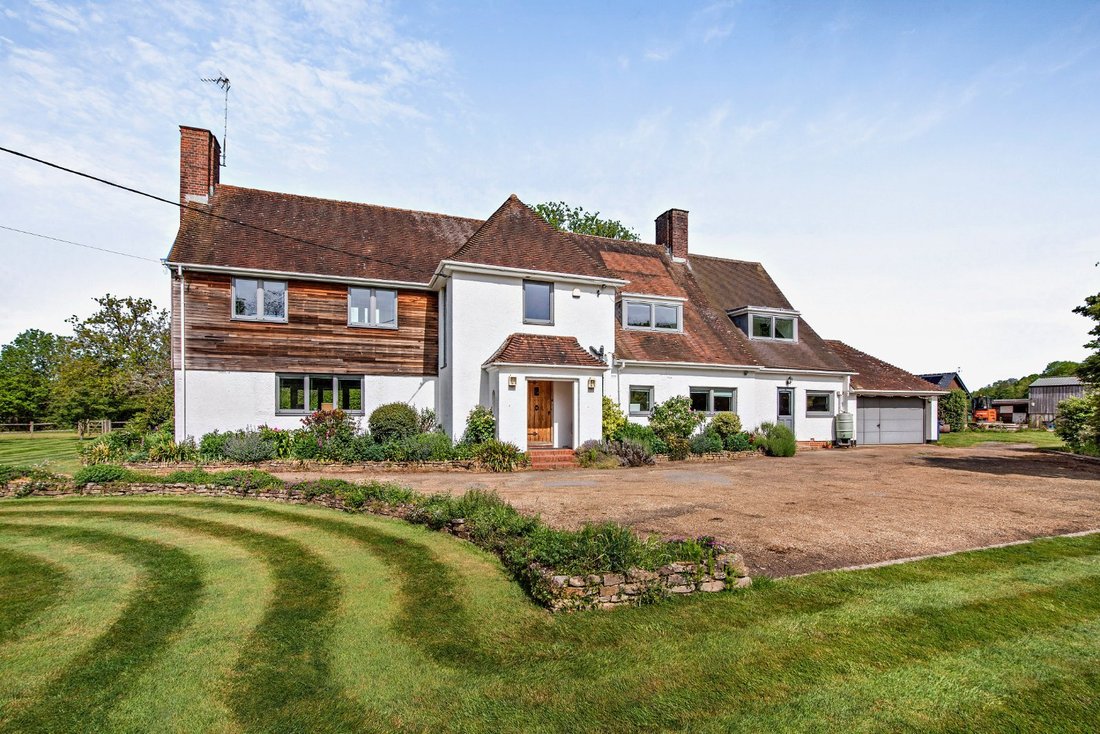 House in Surrey, England 1 - 17984573