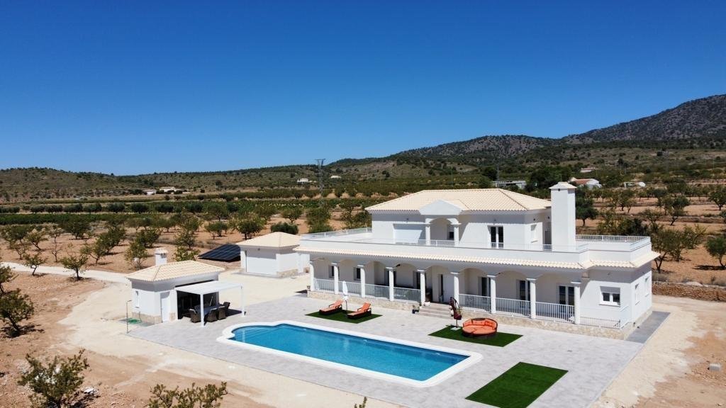 Villa in el Pinos / Pinoso, Valencian Community, Spain 1 - 17995113