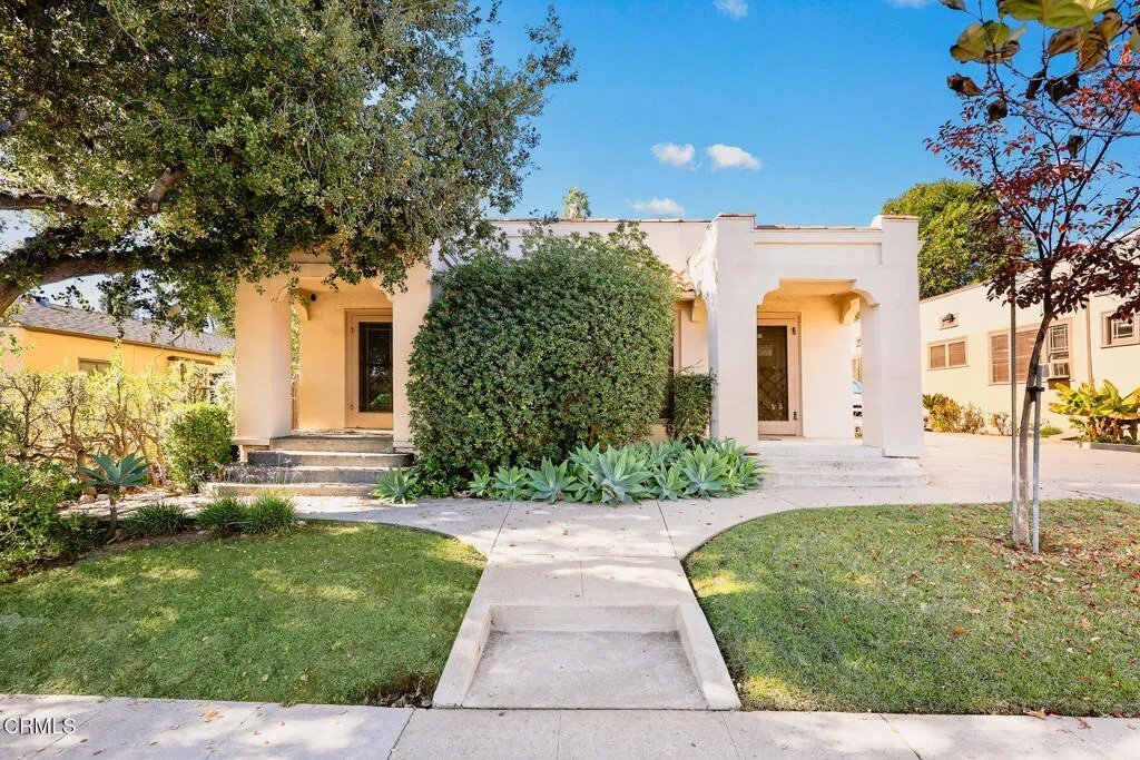 Altadena, California, United States 2 - 17994693