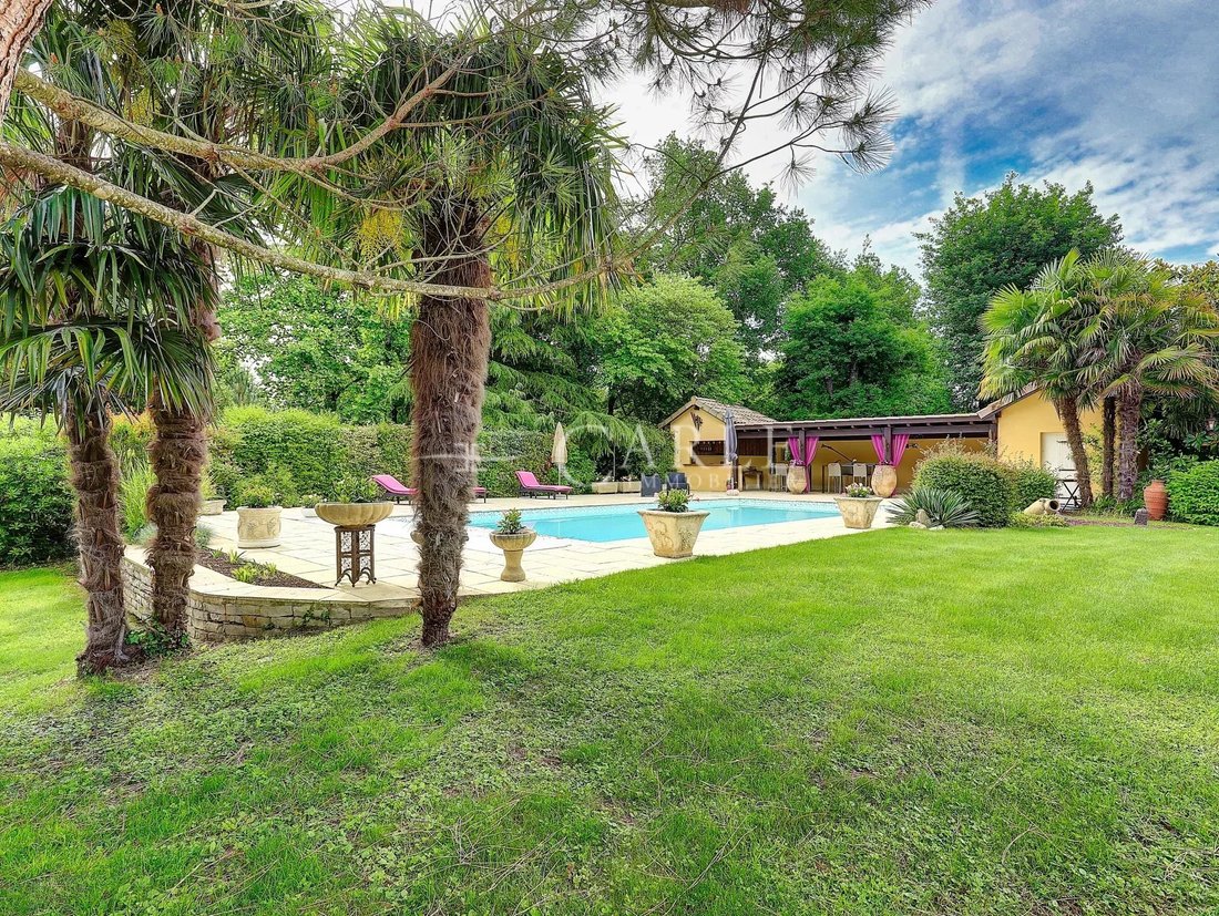 Estate in Saint-Laurent-de-Mure, Auvergne-Rhône-Alpes, France 2 - 17984378