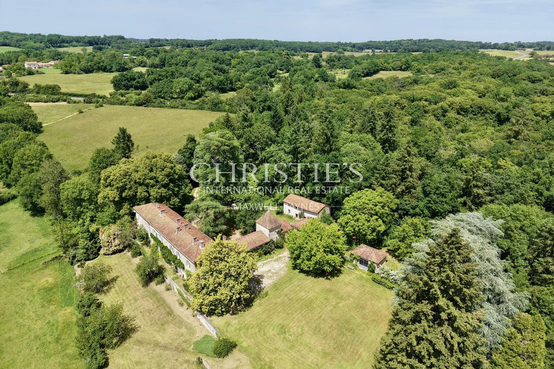 Estate in Saint-Claud, Nouvelle-Aquitaine, France 1 - 17993688