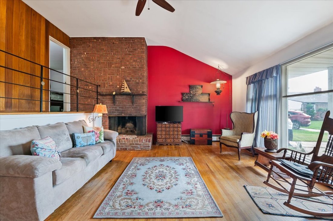 House in Bethpage, New York, United States 5 - 17985634