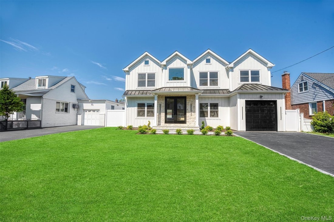 House in East Meadow, New York, United States 1 - 17995537