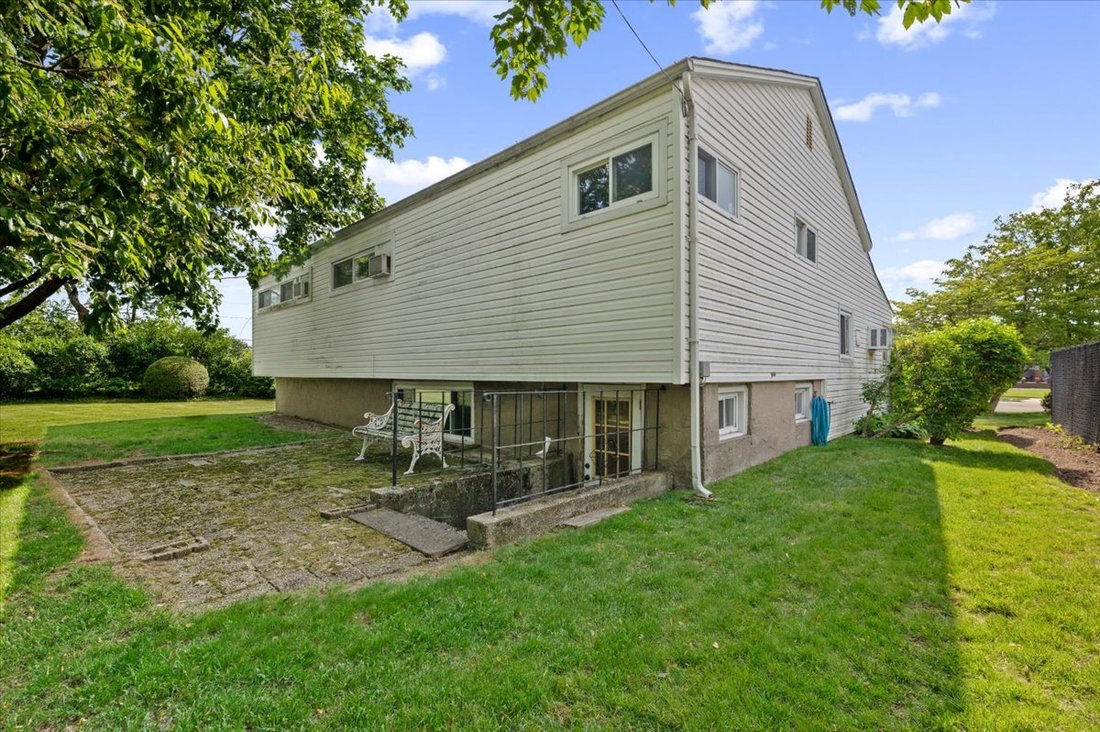 House in Bethpage, New York, United States 4 - 17985634
