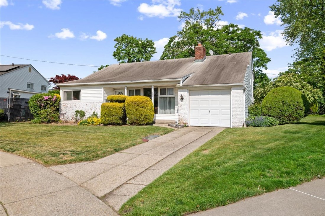 House in Bethpage, New York, United States 1 - 17985634