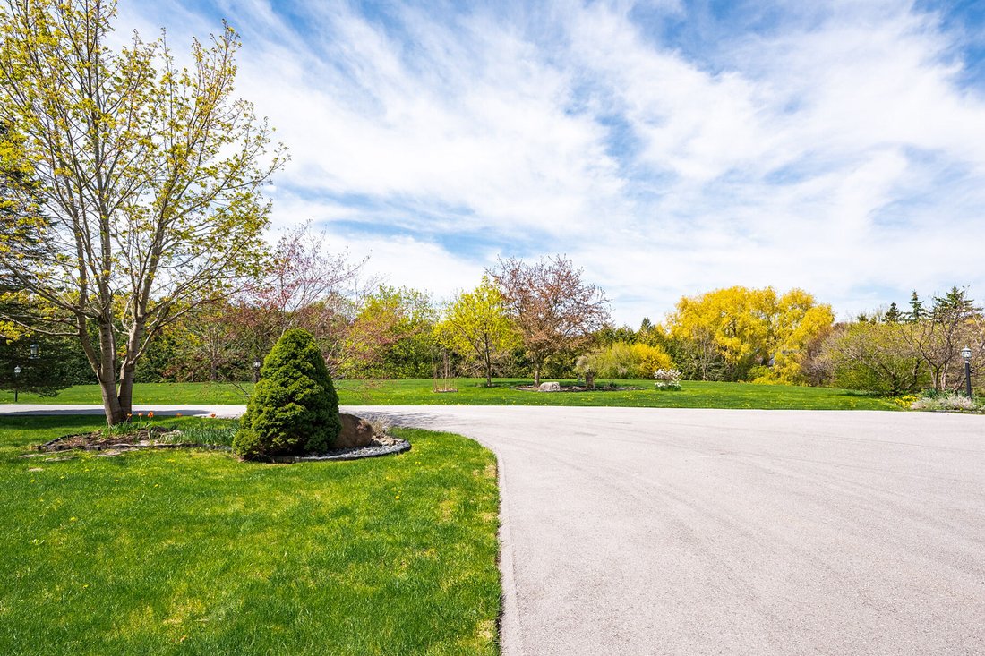 House in King City, Ontario, Canada 5 - 17985750