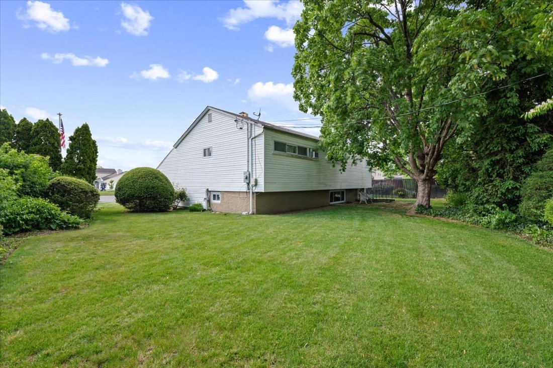 House in Bethpage, New York, United States 3 - 17985634