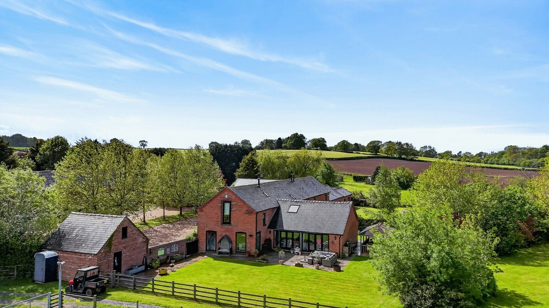 Cheshire East, England 3 - 17991210