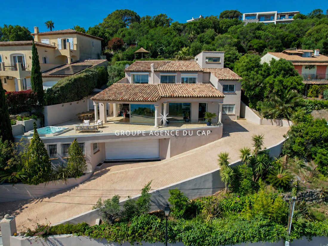 Villa in Les Issambres, Roquebrune-sur-Argens, France 2 - 17977381