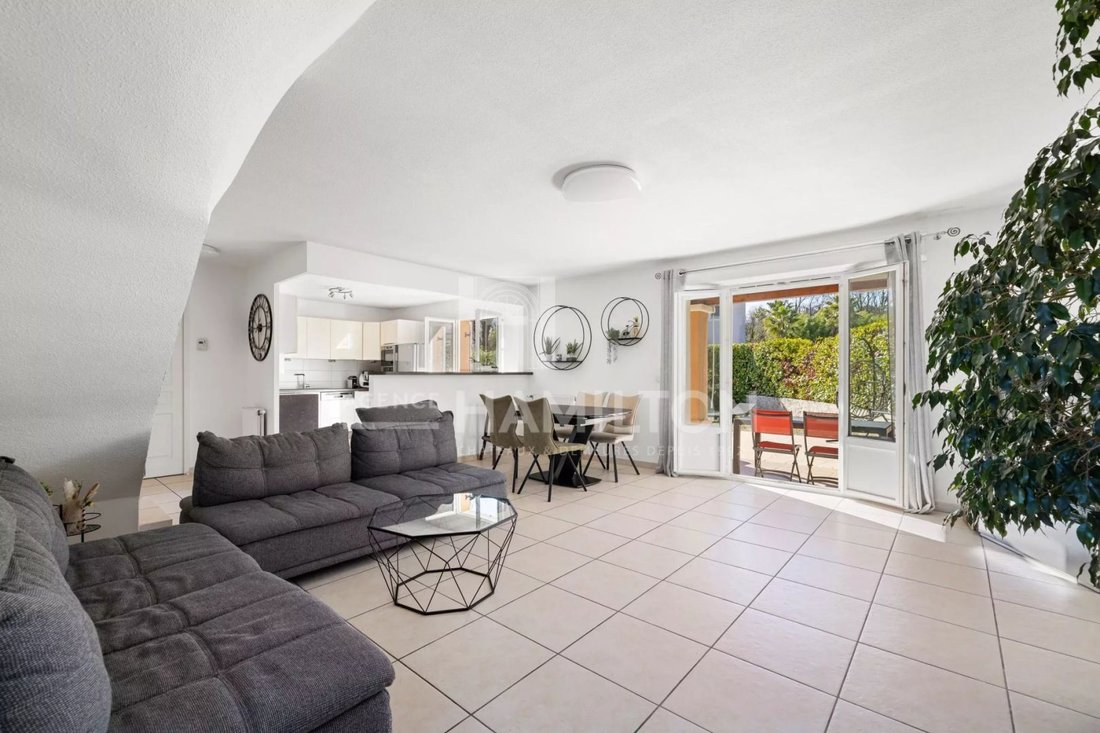 Villa in Le Rouret, Provence-Alpes-Côte d'Azur, France 2 - 17992413