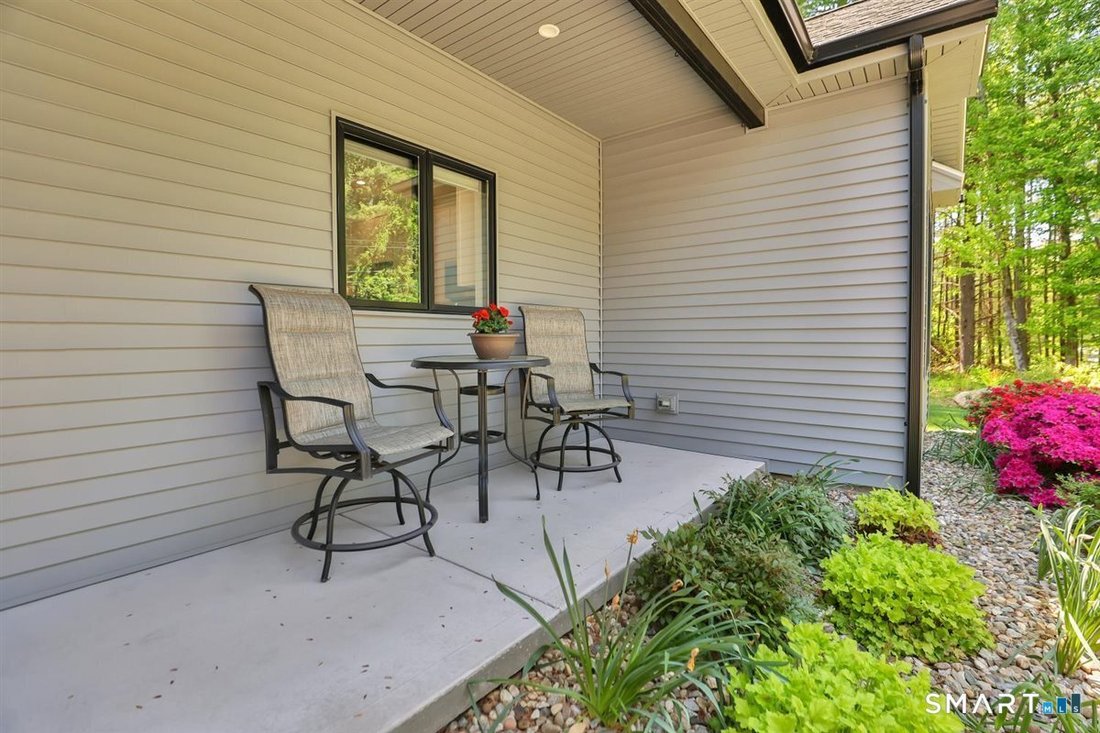 House in Bristol, Connecticut, United States 4 - 17989318